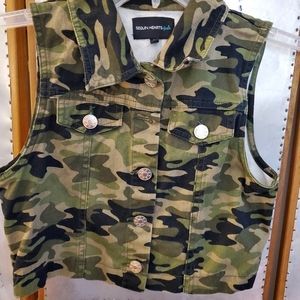 Green/Black Camouflage Lightweight Girls Camo Vest Size M